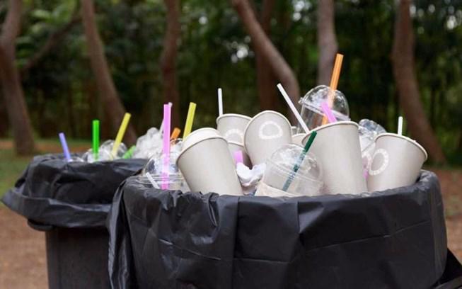 Ống hút nhựa rất khó tái chế
