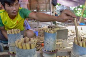 Quy trình làm ống hút tre xuất khẩu mang về tiền tỷ mỗi tháng của 8X Việt